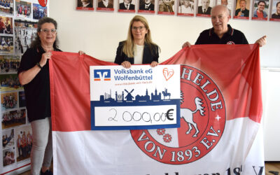 Offizielle Scheckübergabe für die Crowdfunding-Aktion „Trampolin-Sprungtuch“